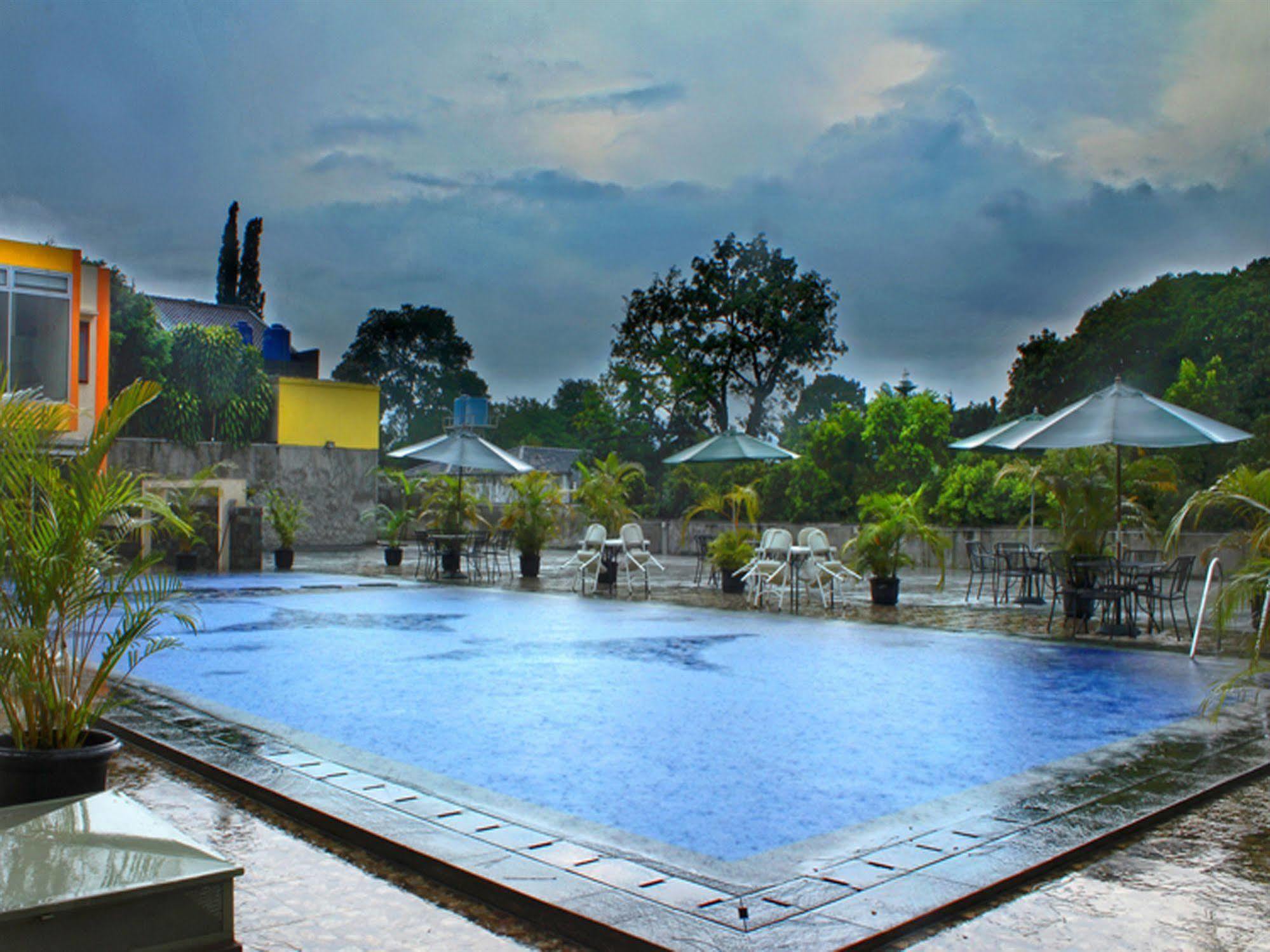 Collection O 295 Grha Ciumbuleuit Guest House Bandung Exterior photo
